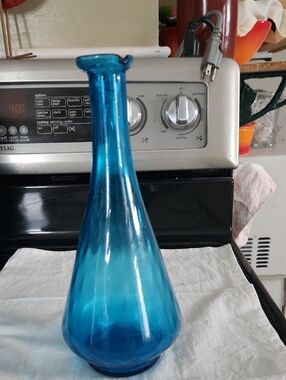 Pretty blue vase With Lip